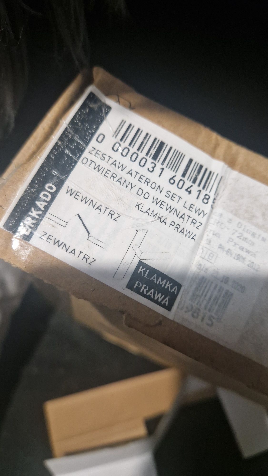 Klamka zewnętrzna do drzwi z dwoma zamkami i judaszem