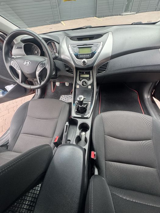 Hyundai Elantra 2012 року | 1.8 бензин/газ | Механіка