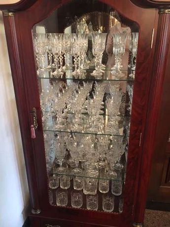 Cristaleira com 48 copos + garrafa de cristal