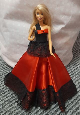Barbie, lalka i sukienki balowe