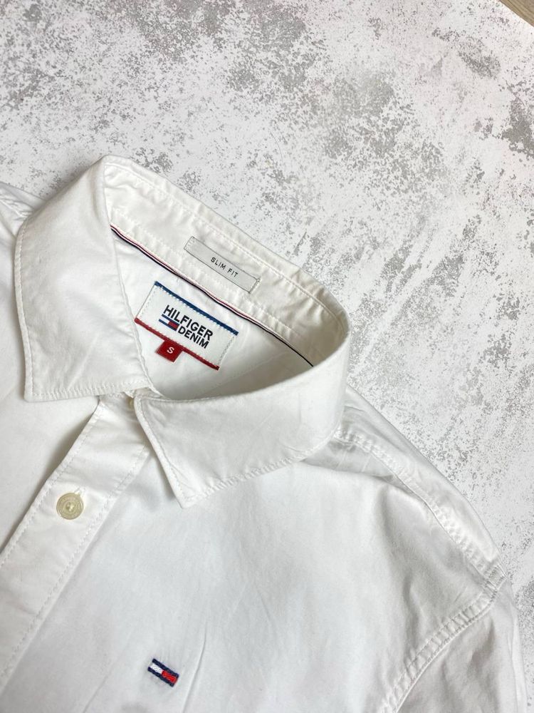 Біла сорочка Hilfiger Denim з фірмовим логотипом
