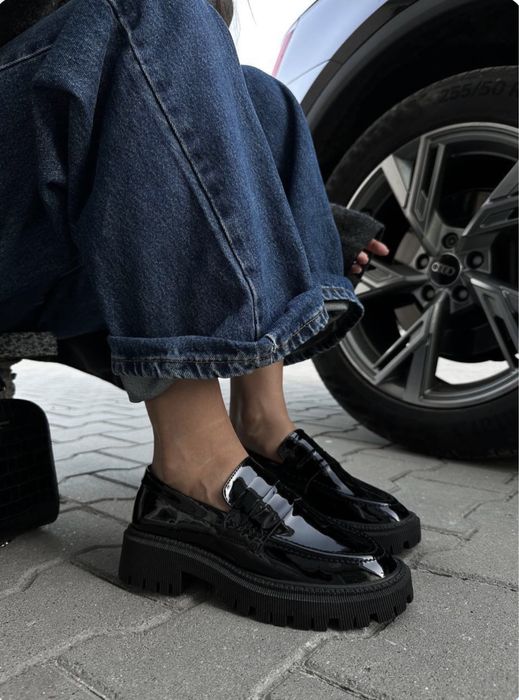 Лоферы в лак коже