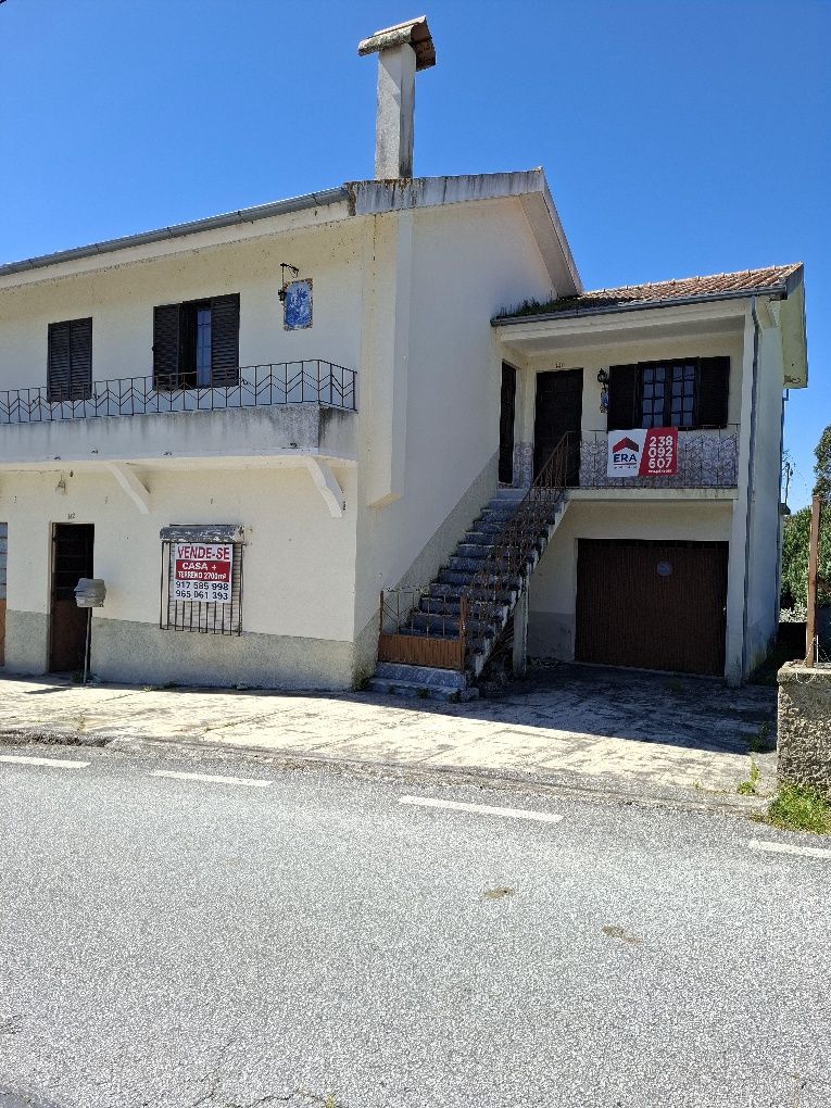 Moradia familiar, com café e loja comercial