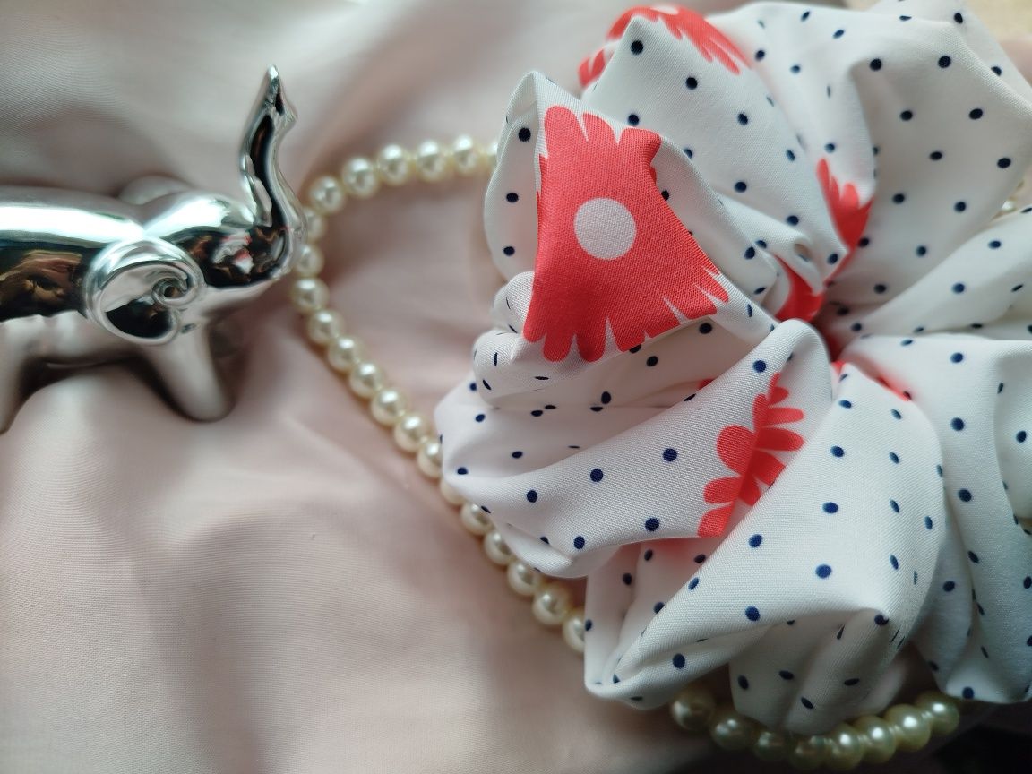 Gumka scrunchie silki biała w czerwone kwiaty i czarne kropki