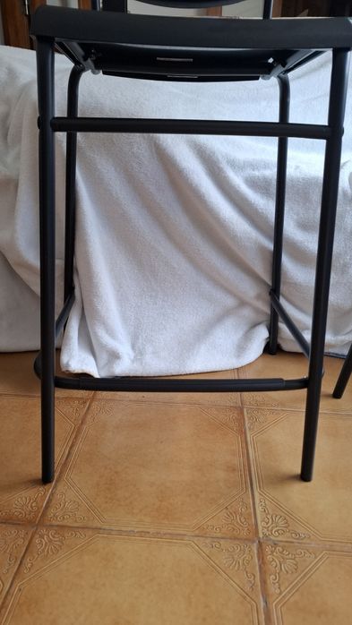 Vendo 2 bancos altos pretos (63cm)