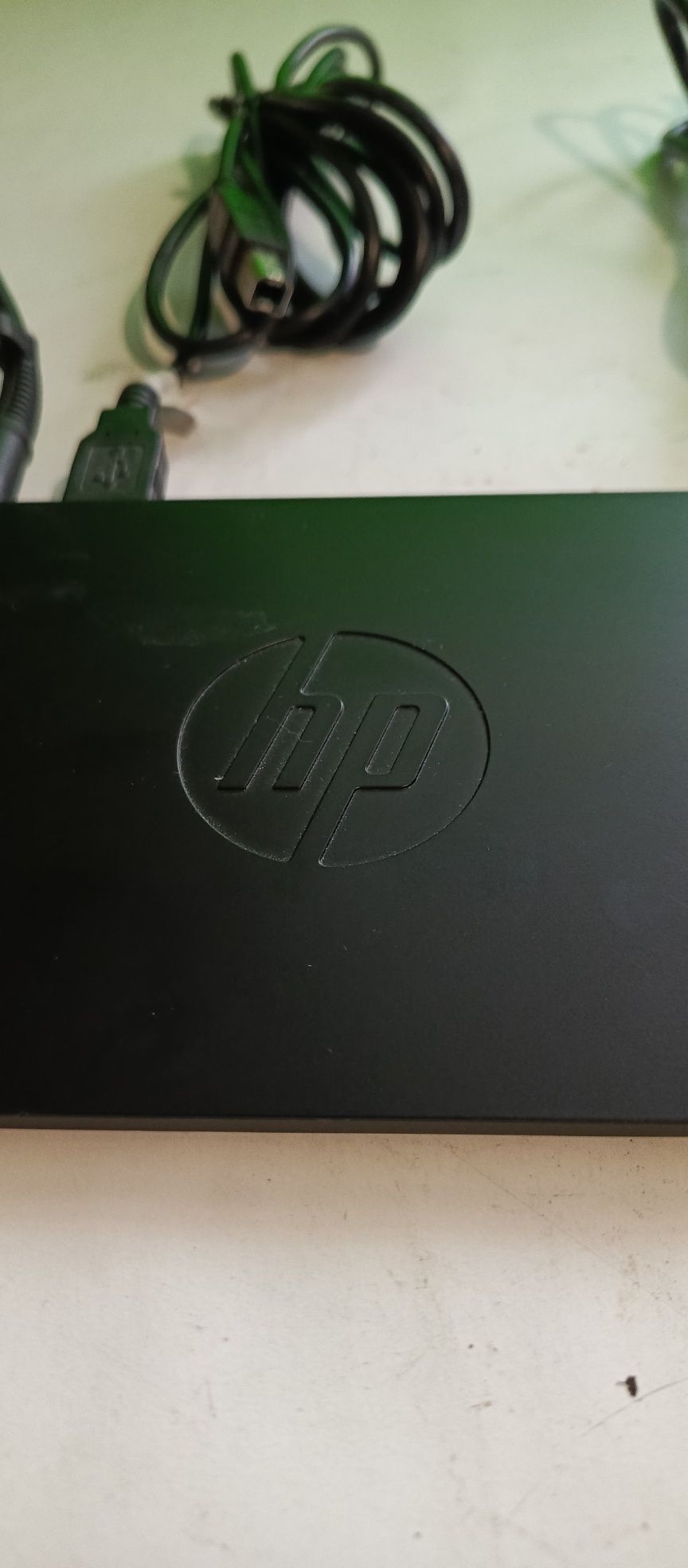 Stacja dokująca HP z przewodami.