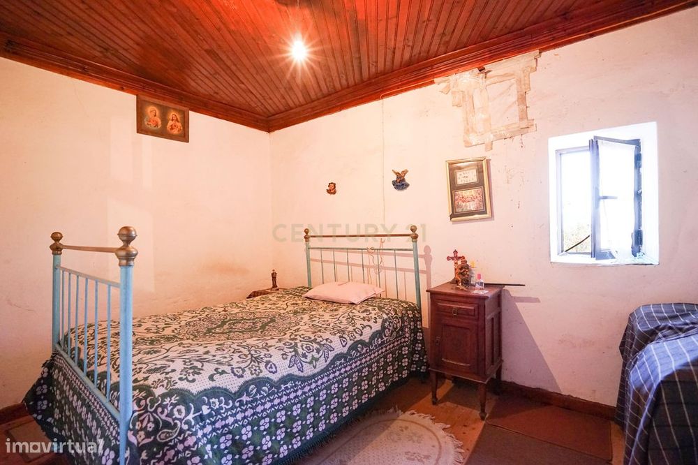 Moradia T3 com anexos e pátio com vistas deslumbrantes e possibilidade