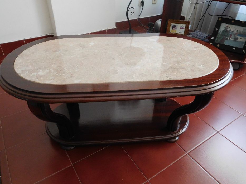 Mesa de centro oval em mogno com pedra mármore