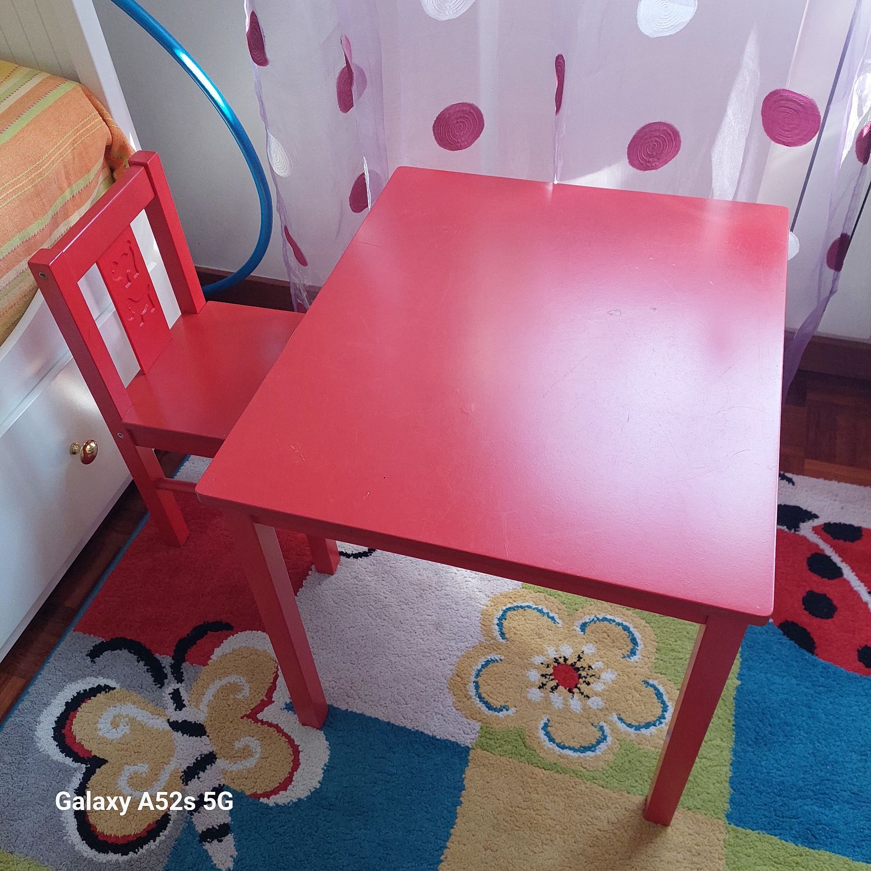 Tapete  e mesa com cadeira para criança