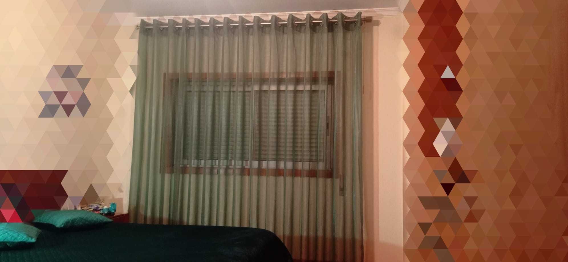 2 Cortinas de organza c/ilhoses e varão de inox