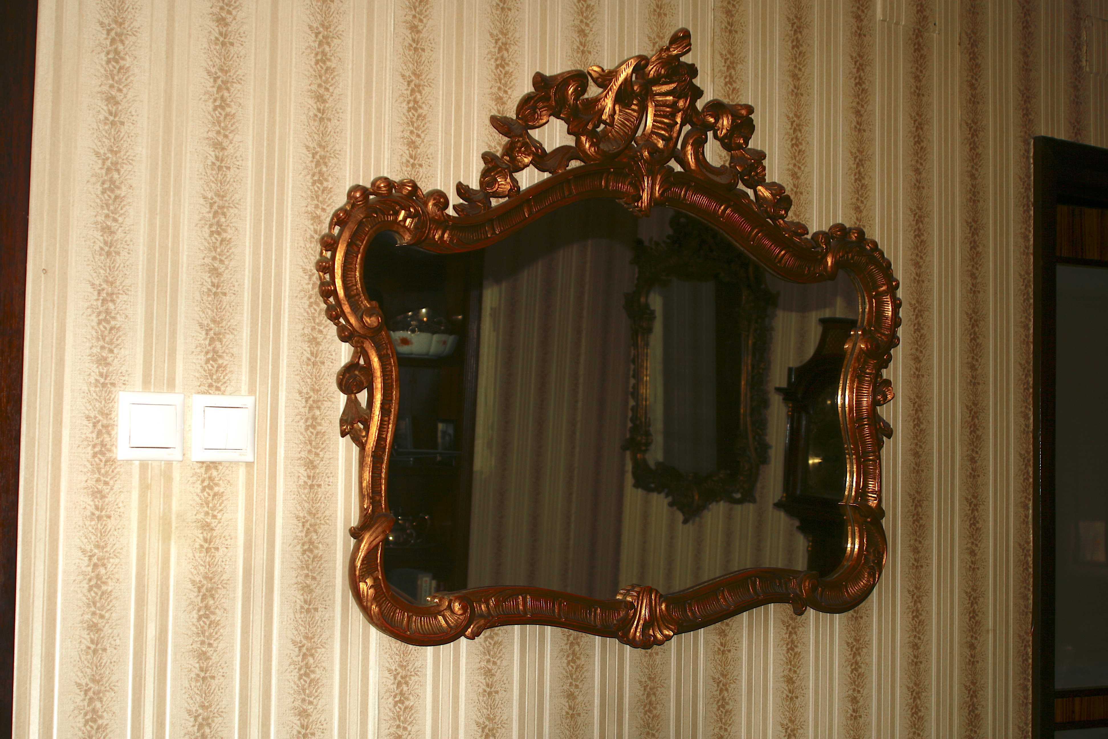 Espelho em talha de madeira dourada
