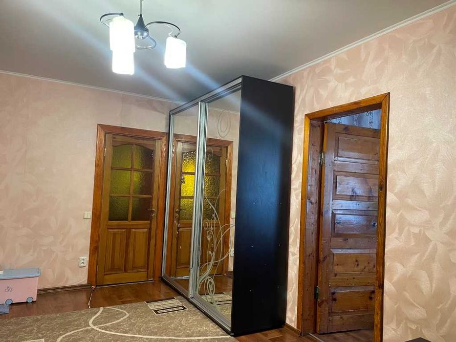 Продаж  4-х кімнатної квартири на Дзержинці