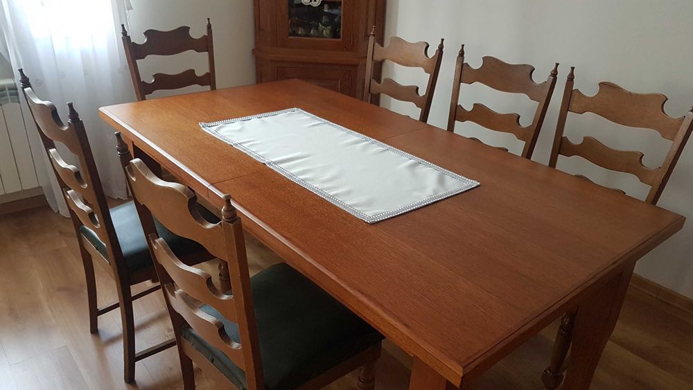 Sprzedam  krzesła dębowe  cena za 6 krzeseł 600zł do negocjacji.