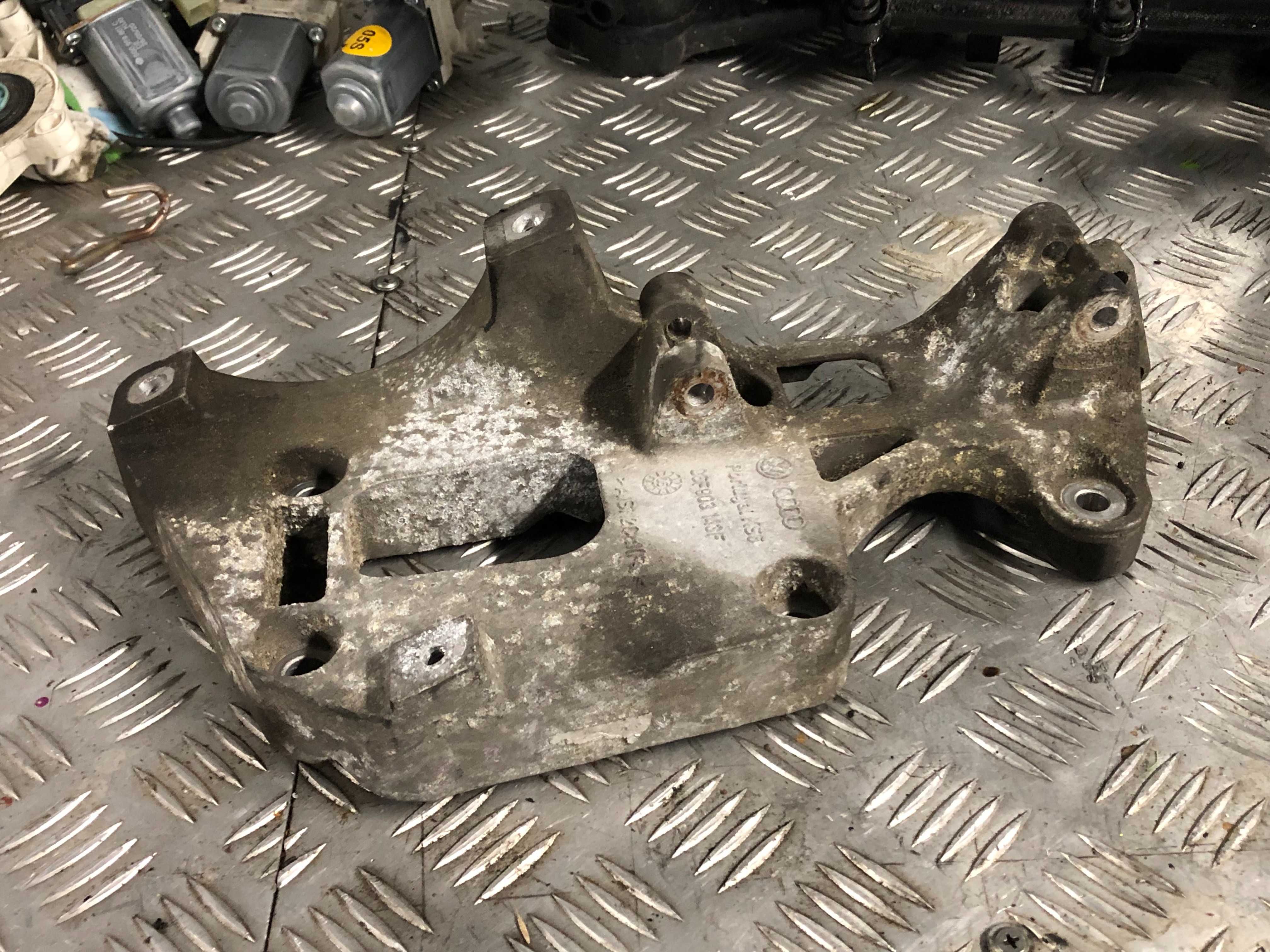 Łapa podstawa podpora alternatora Audi Golf VI A3 8P 1.6 Mpi 2.0 Fsi