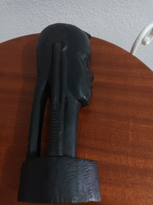 Busto de madeira de pau preto