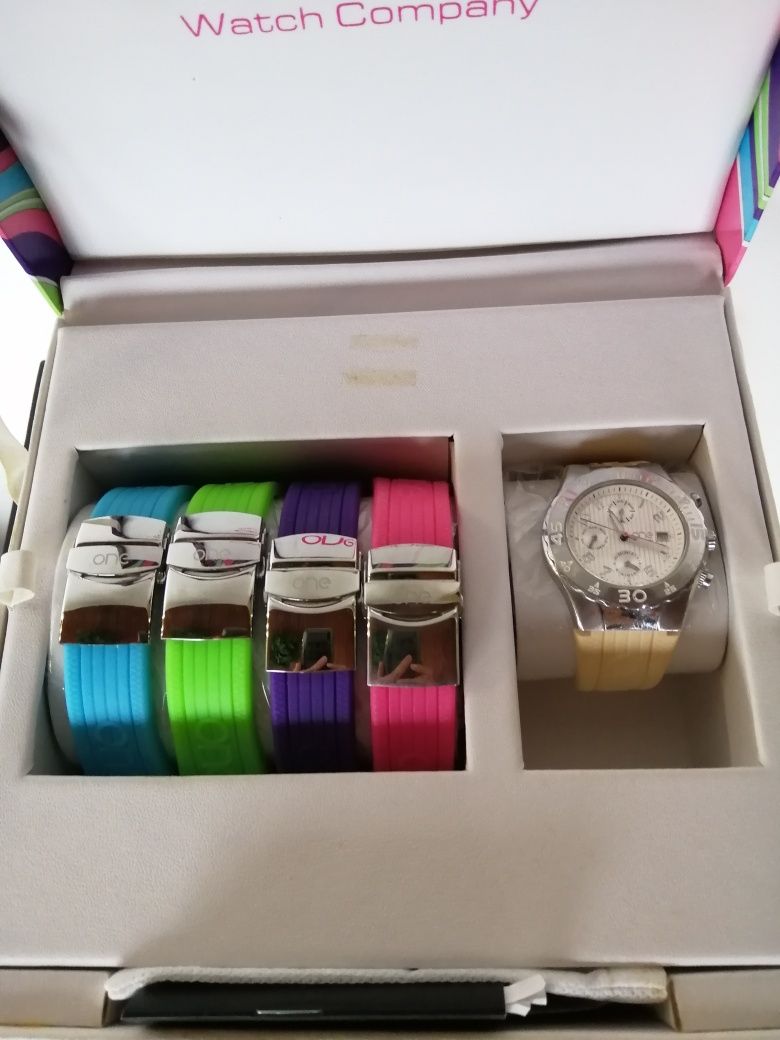 Relógio One caixa com várias braceletes