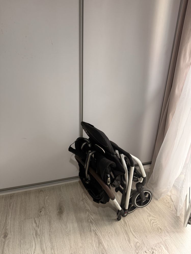 Czarny wozek-spacerówka Cybex