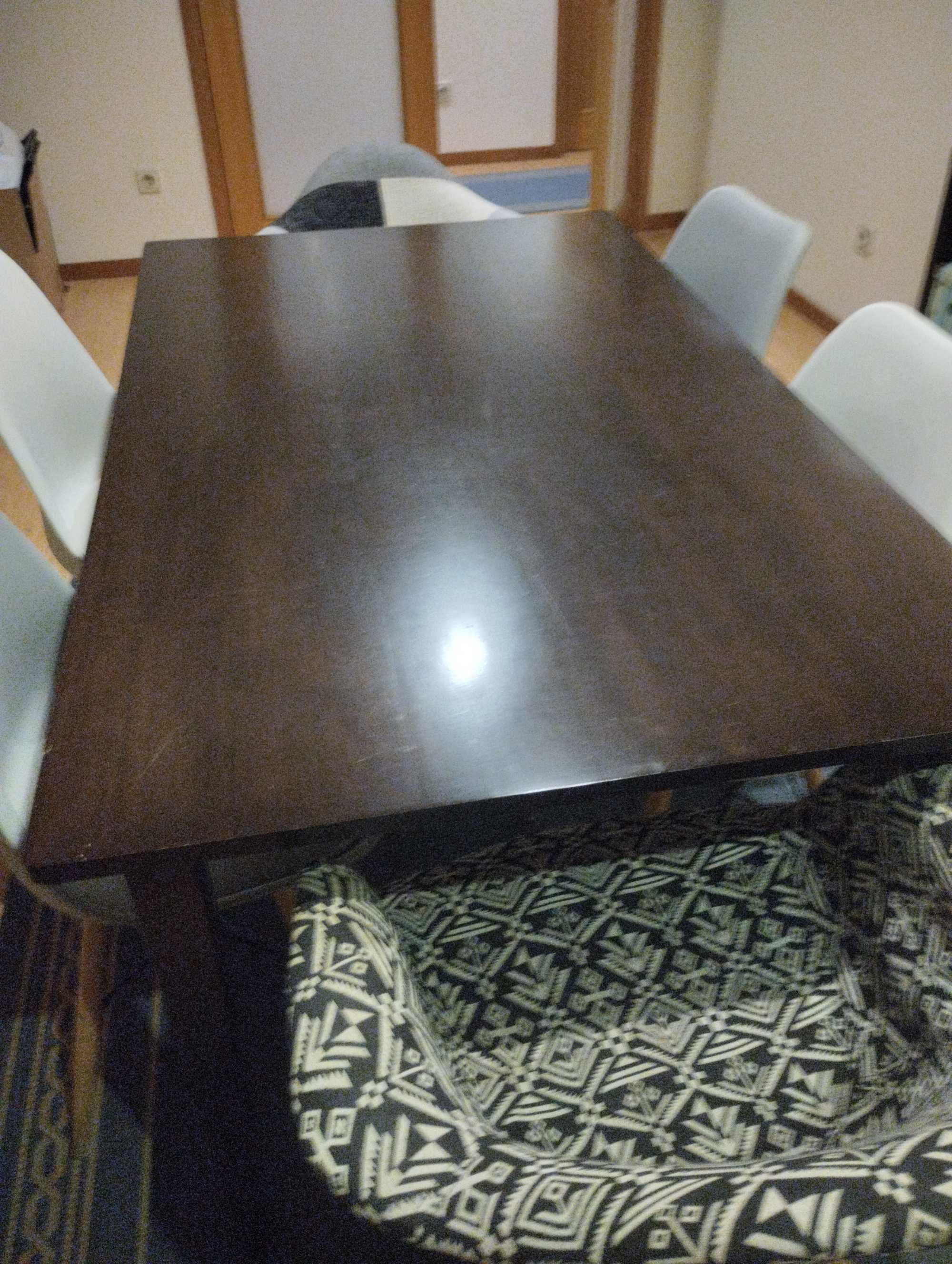 Mesa de sala de jantar com algum uso, motivo, para desocupar
