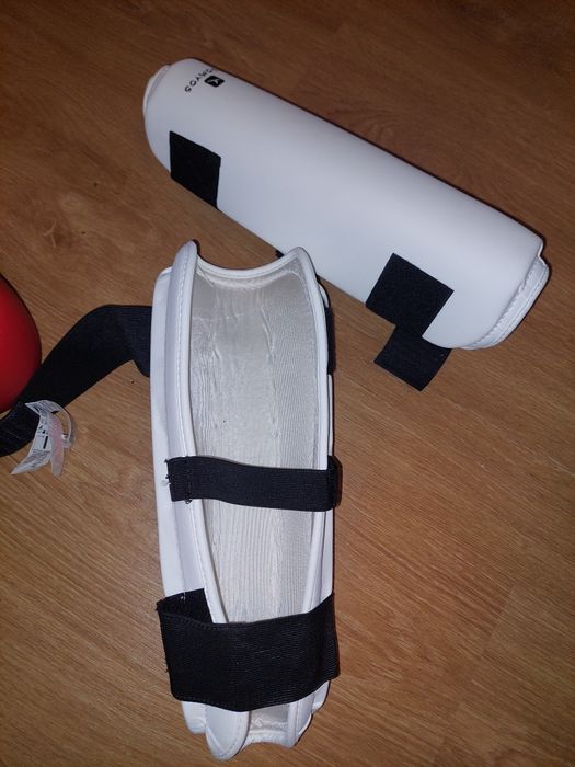 Luvas boxe e perneiras para desportos combate.