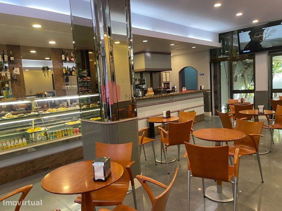 Trespasse de Café/Snack Bar, com 130 m2 de área bruta, situado na R...