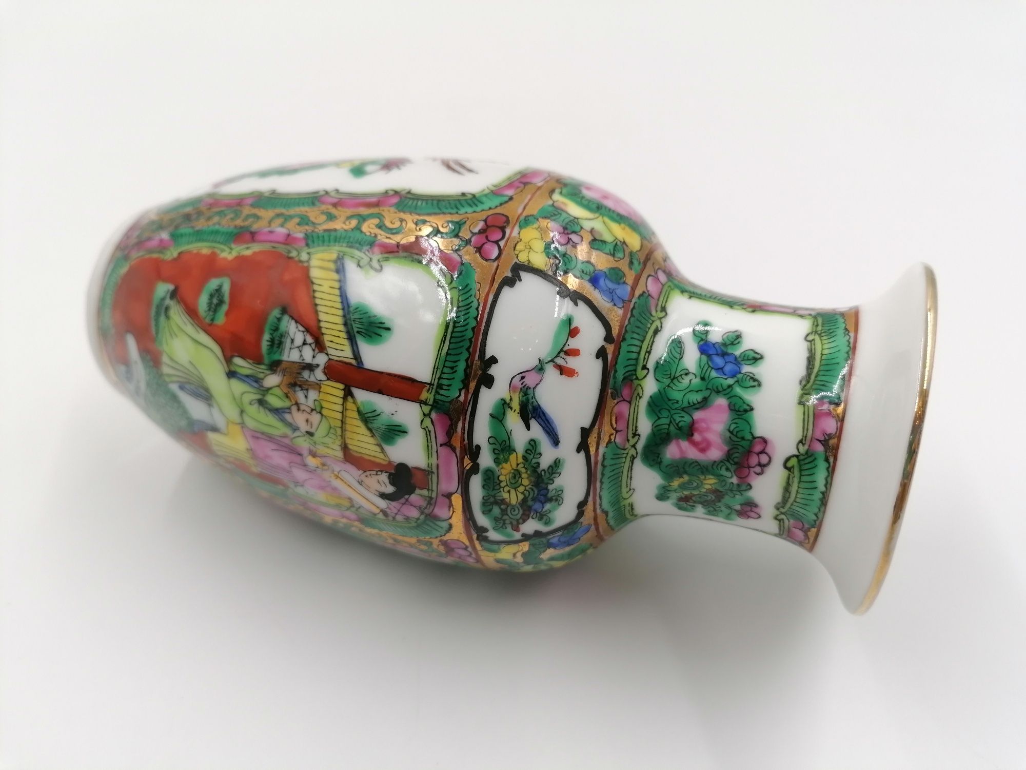 Śliczny chiński ręcznie malowany wazon sygnowany