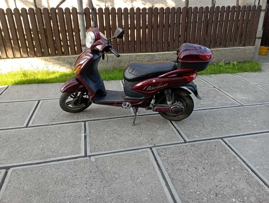 Продам електро скутери всі деталі за телефоном +380 97 782 3292