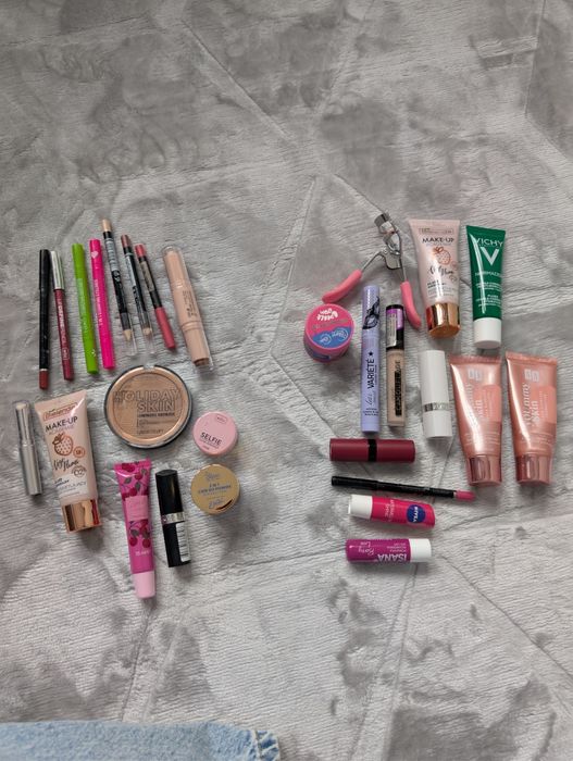 Zestaw kosmetyków make up makijaż podkład bronzer kredki liner cienie