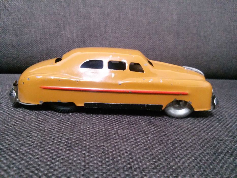 stary metalowy zabytkowy samochód