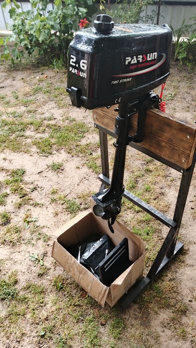 Підставка, тримач під лодочний двигун.