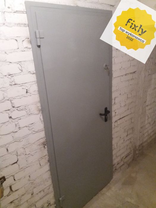 Drzwi stalowe do piwnicy/komórki . Montaż drzwi na stare ościeżnice.
