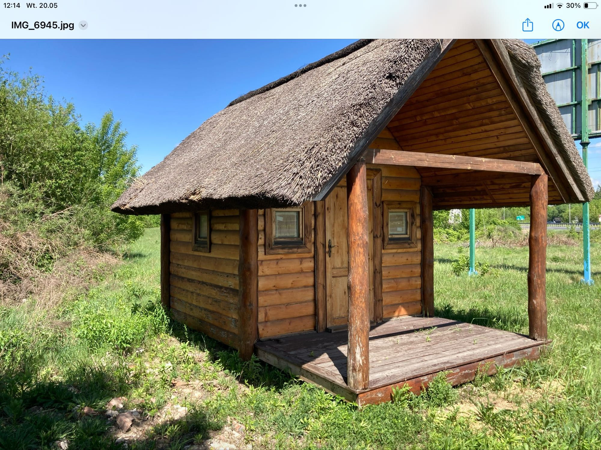 Domek drewniany ze strzechą,powystawowy
