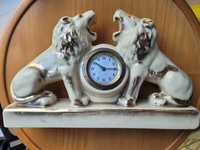 Bardzo stary zegar  z figurkami porcelanowych lwów