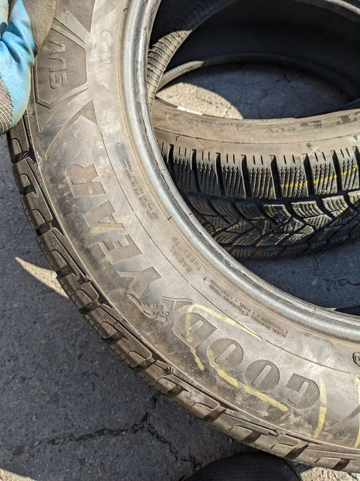 235/60R18 Goodyear UltraGrip