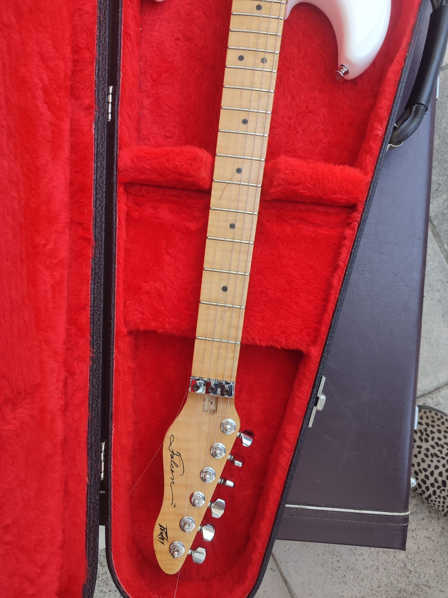Guitarra Peavey Falcon