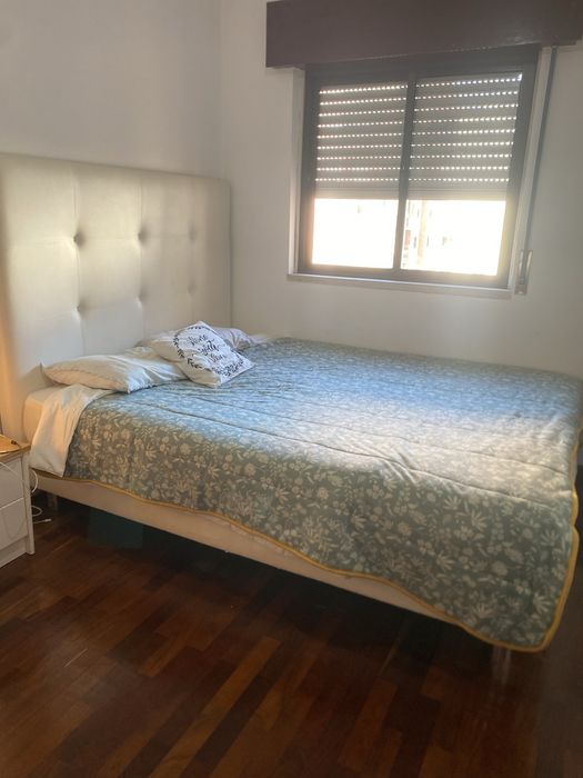 Cama Sommier Casal 160X200 com colchão e cabeceira em ecopele branc