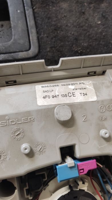 Lampka oświetlenie wnętrza podsufitki Audi A6 C6 lift