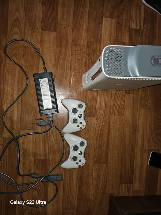 Продам XBOX 360 230 гб прошитый