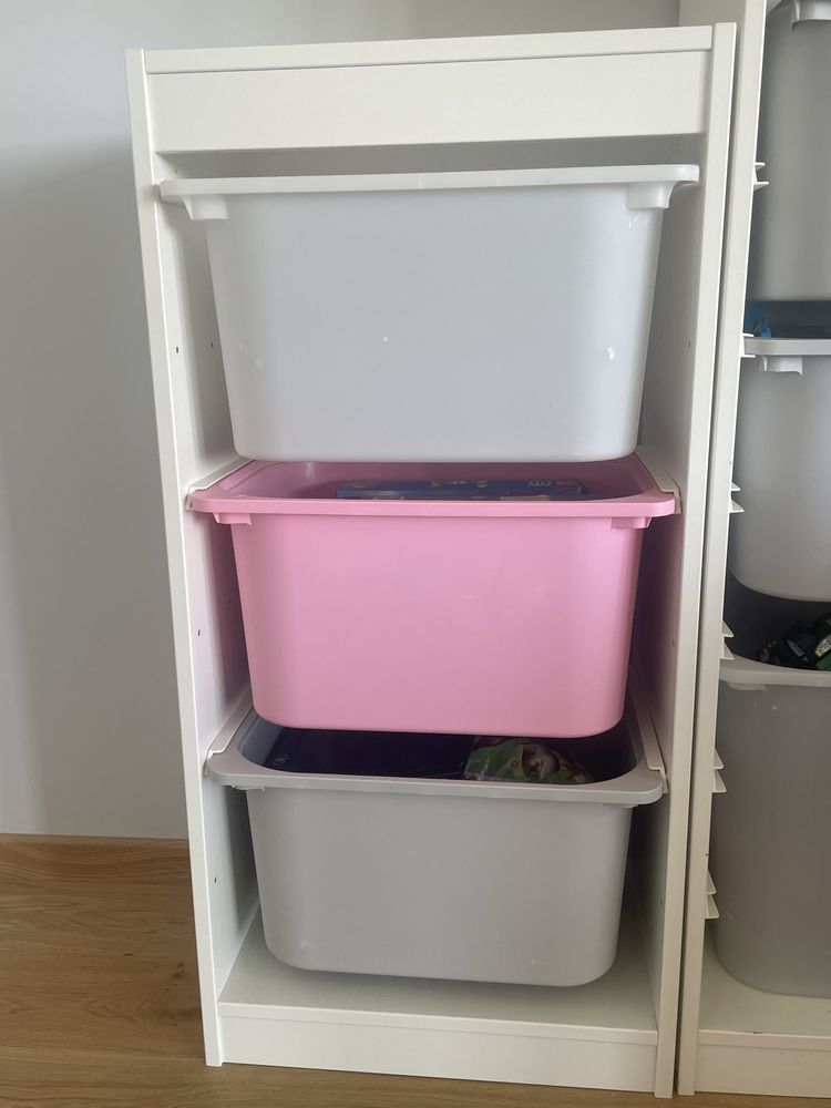 Regal szafka biala trofast Ikea z pojemnikami pudelkami