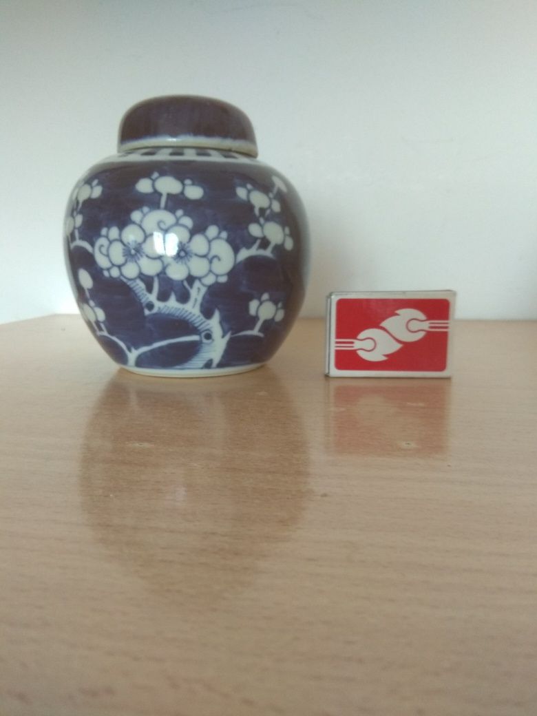 Chiny. Pojemnik imbirowy z pokrywką. Prunus.