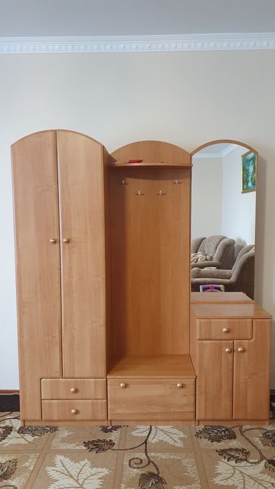 Шафа в передпокій, дзеркало