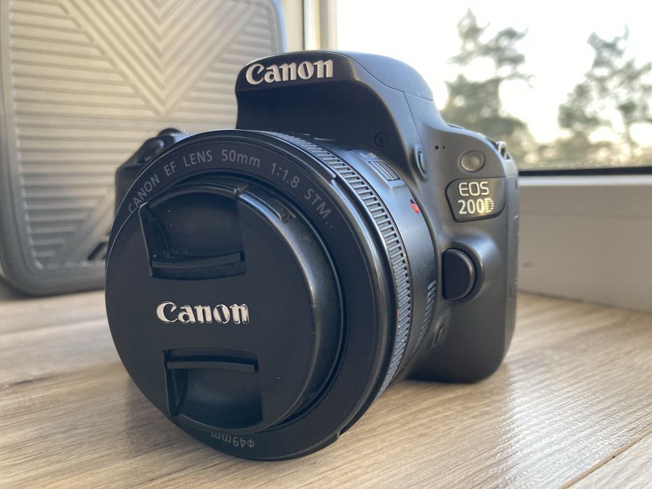 Продам Canon EOS 200D