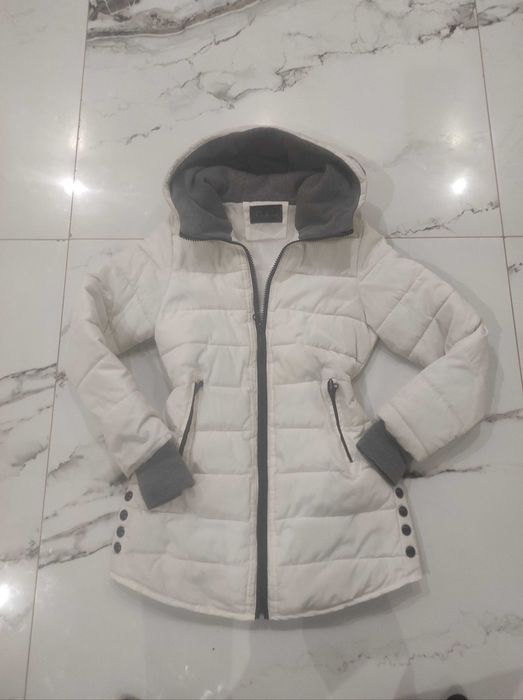 Жіноча куртка білого кольору