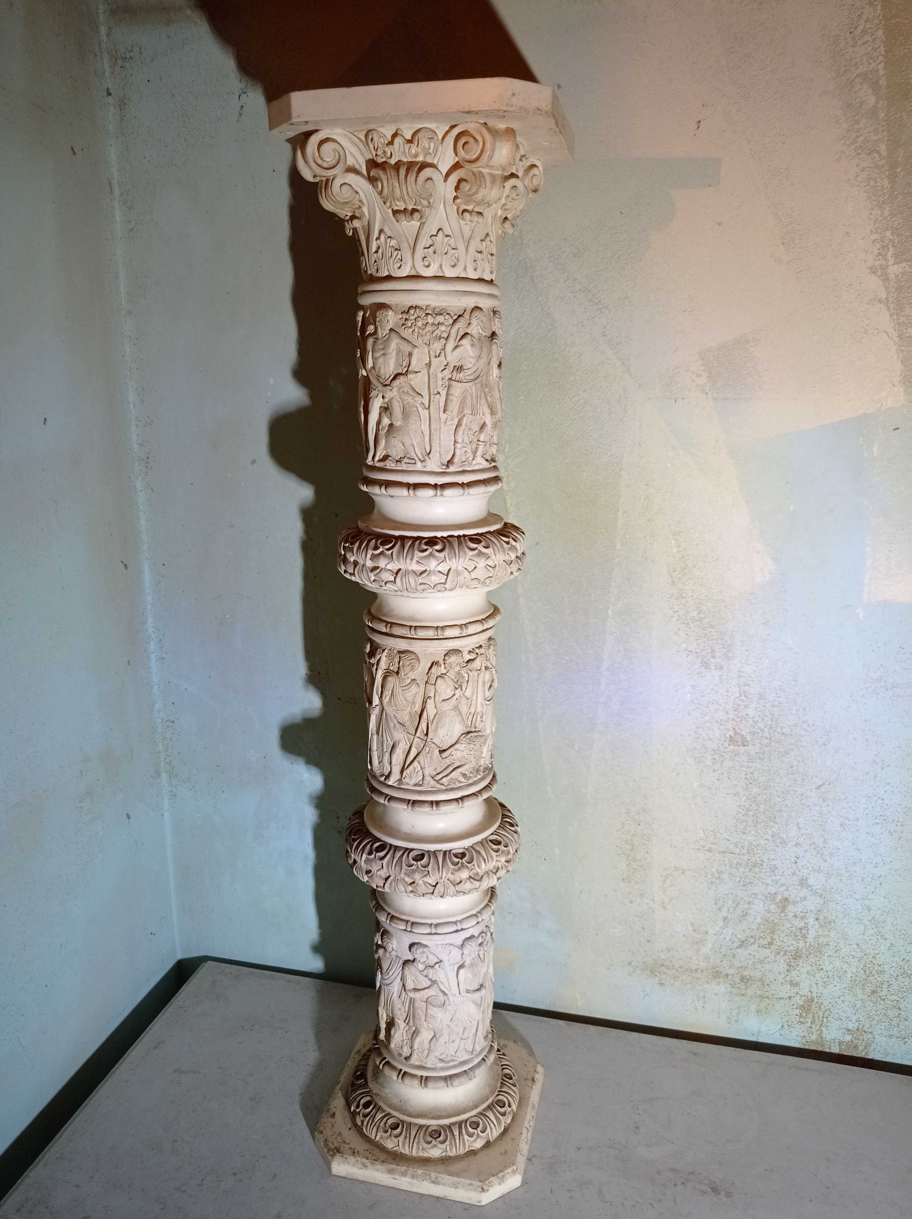 Coluna decorativa trabalhada em material idêntico a marfim