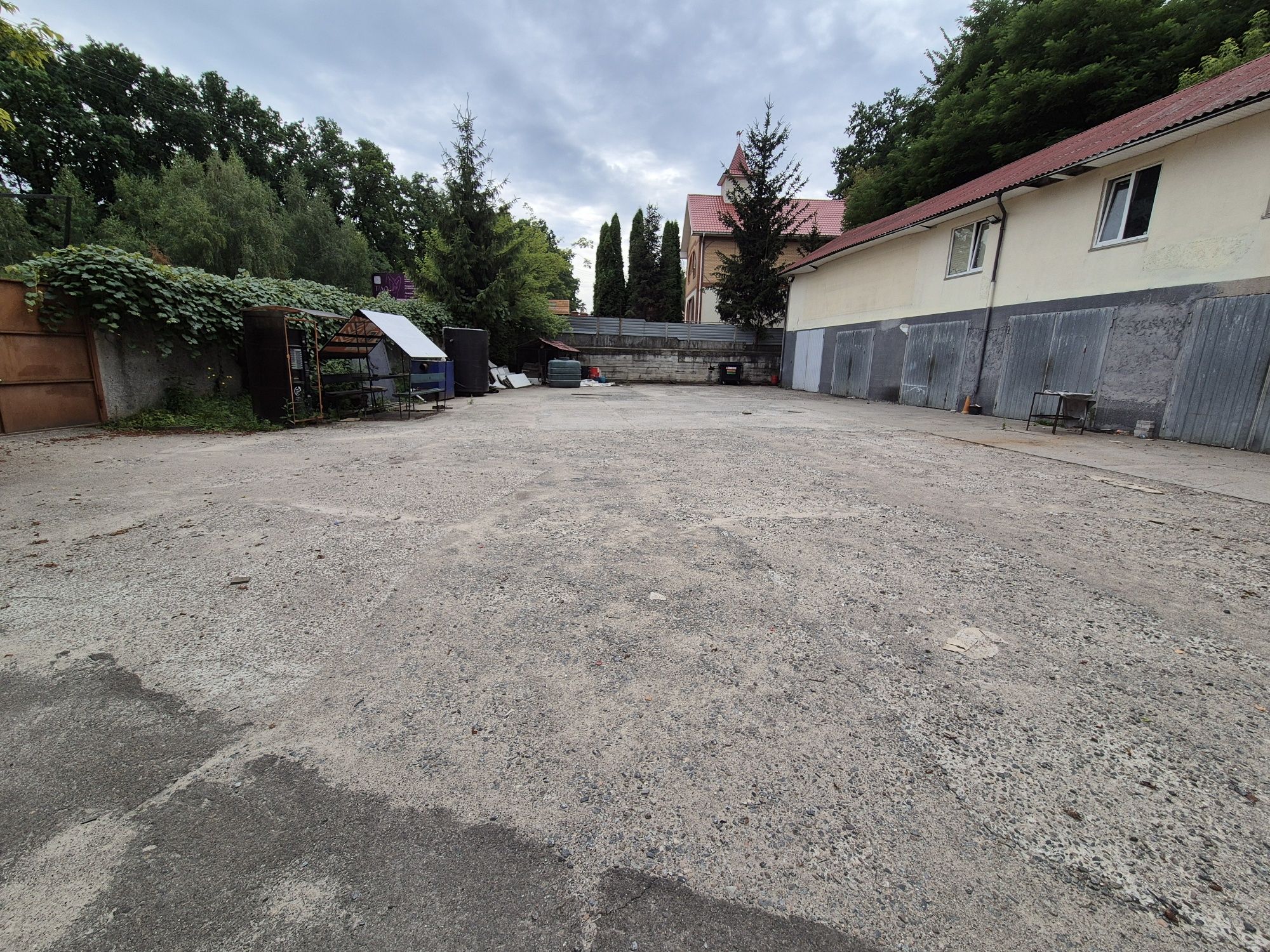 Здається в оренду приміщення з закритою територією