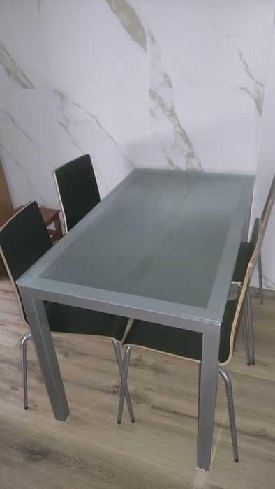 Mesa com tampo de vidro