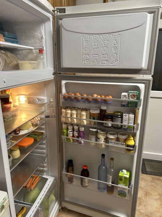 Vendo frigurifico Hotpoint Ariston.( na compra do frigurifico ofereco