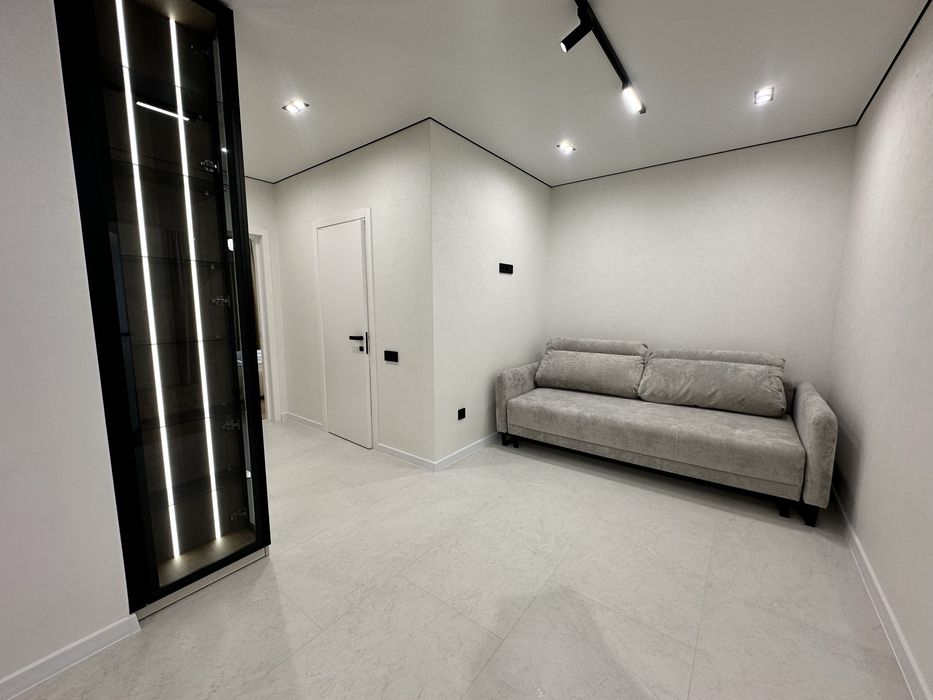 Продаю 2к з кухнею студією біля озера.