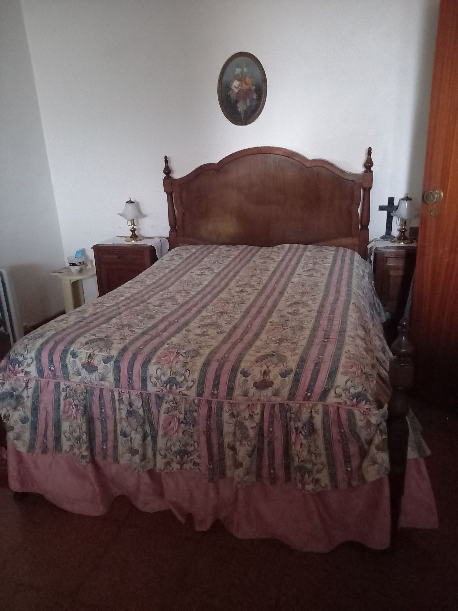 Cama antiga em madeira