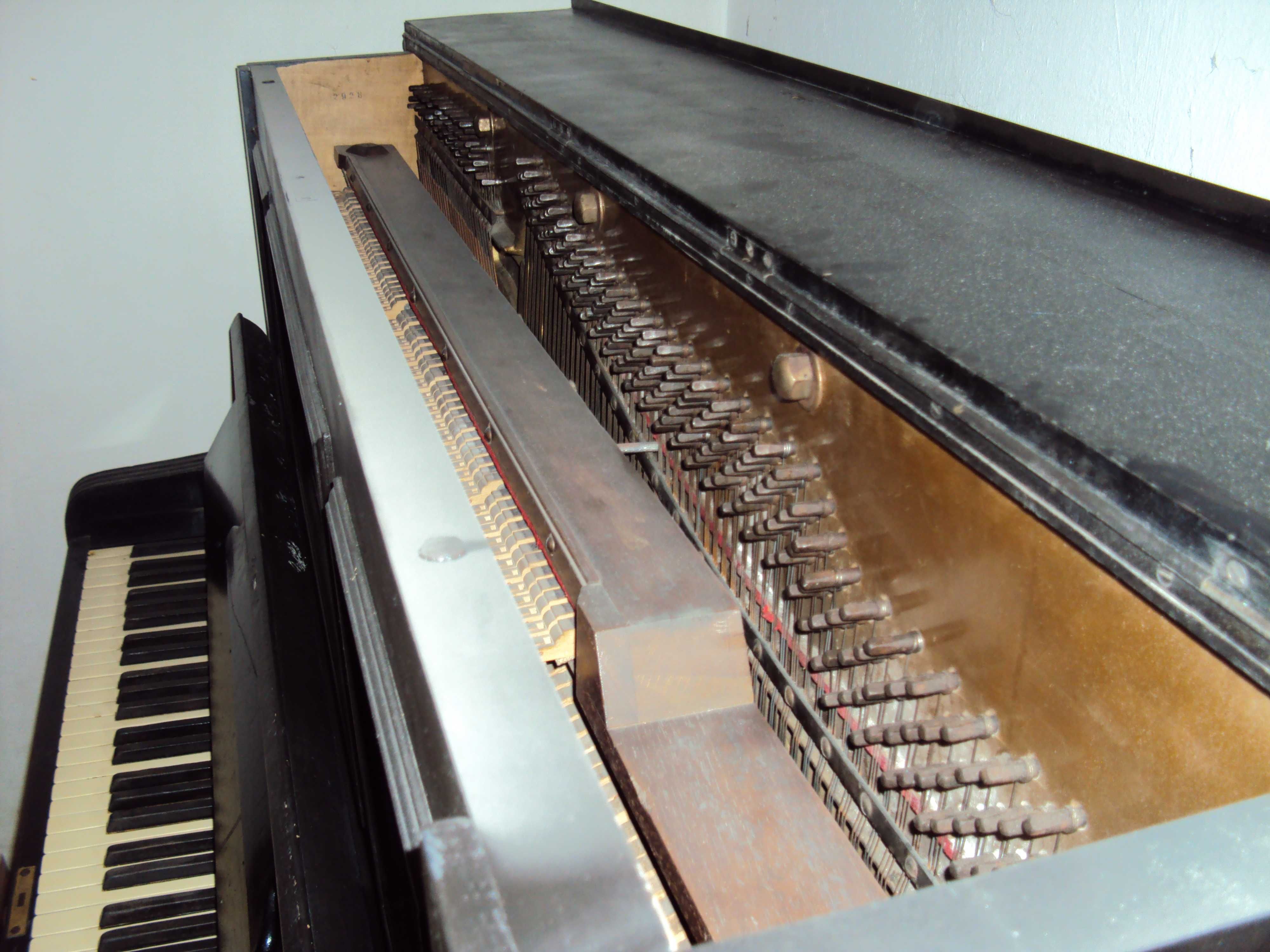 Pianino ciemny orzech