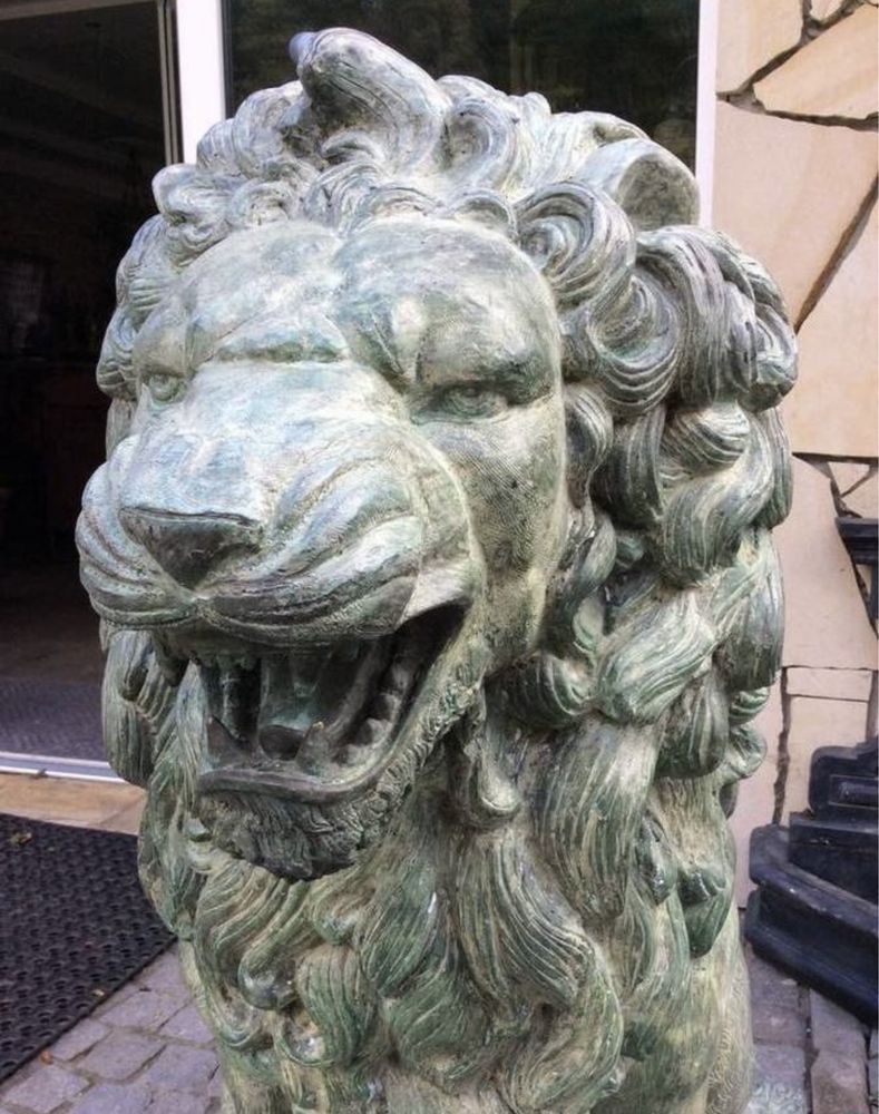 Ogromne pałacowe lwy z brązu
